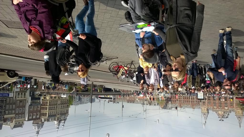 Amsterdamin keskustassa kohtasimme ison ryhmän vammaisia avustajineen, jotka