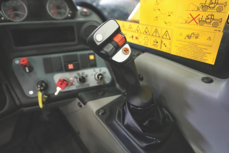 Nostotehoa KUROTTAJAN FNR JOYSTICK Joystickin alkujuuret liittyvät läheisesti ilmailun historiaan, jolloin 1900 luvun alkupuolella lentokoneita alettiin hallitta Joystickin tapaisen ohjaussauvan