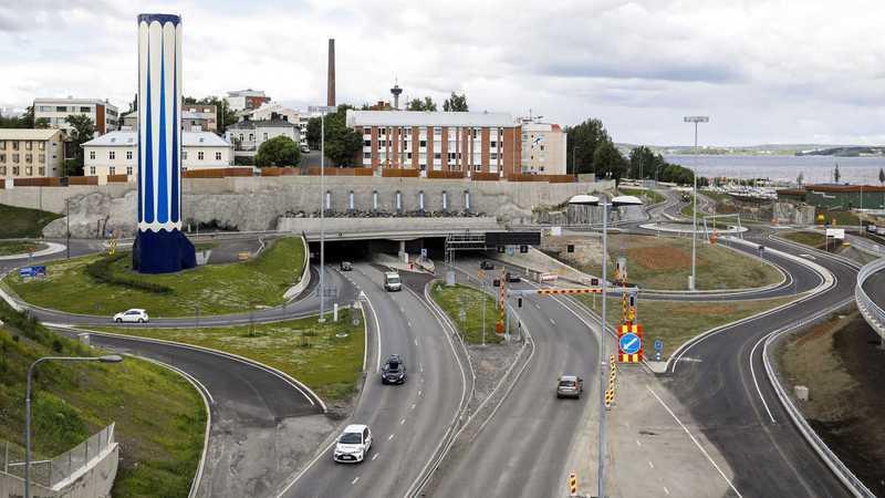 Rantatunneli, Tampere Valtatie 12 linjattiin Tampereen ydinkeskustassa 2,3 kilometrin matkalla kahteen yksisuuntaiseen ajoneuvotunneliin Tunnelin päihin toteutettiin eritasoliittymät