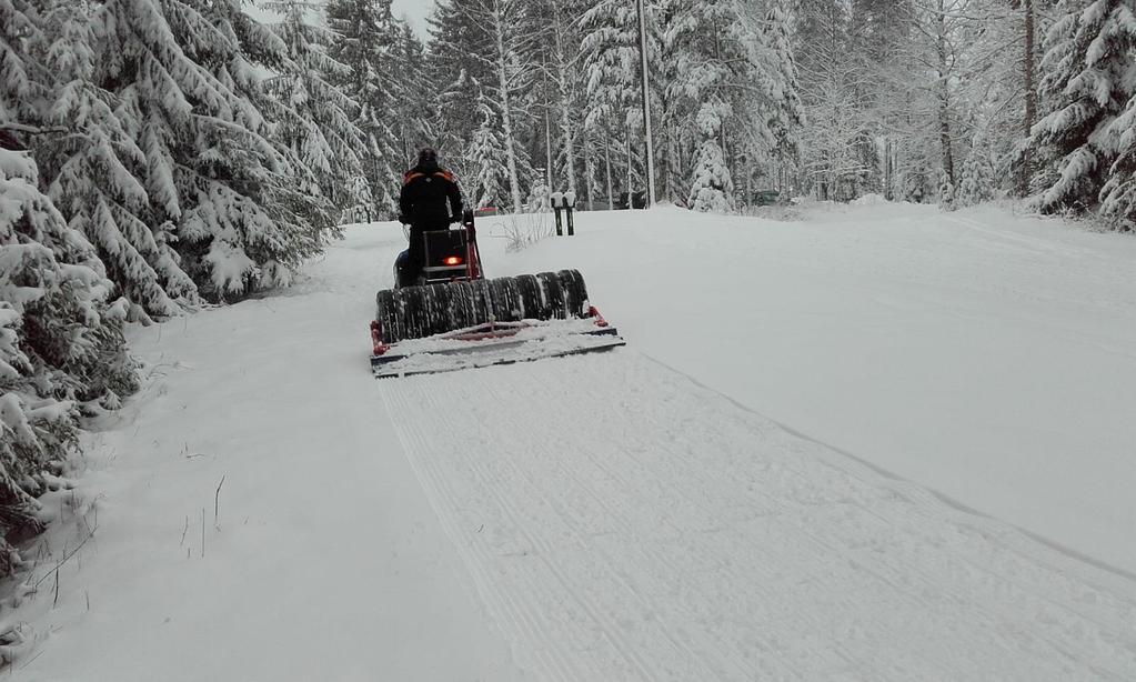 Ladun sivuun jyrättävä polku poistaa