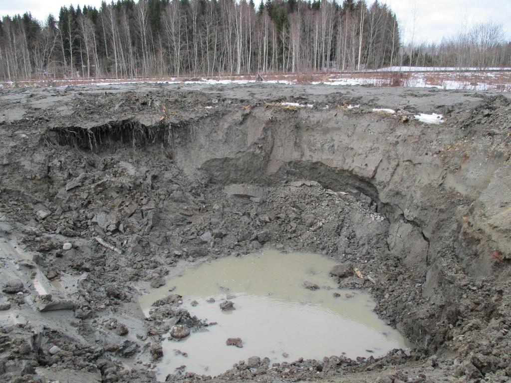 Kuva 5. Vasta kaivettu viitasammakkolampi (17.3.2016). Lammet muotoiltiin suunnitelman mukaisesti, niin että niissä on jyrkkä reuna (pohjoispuolella) ja loiva ranta (eteläpuolella) (Kuva 5).