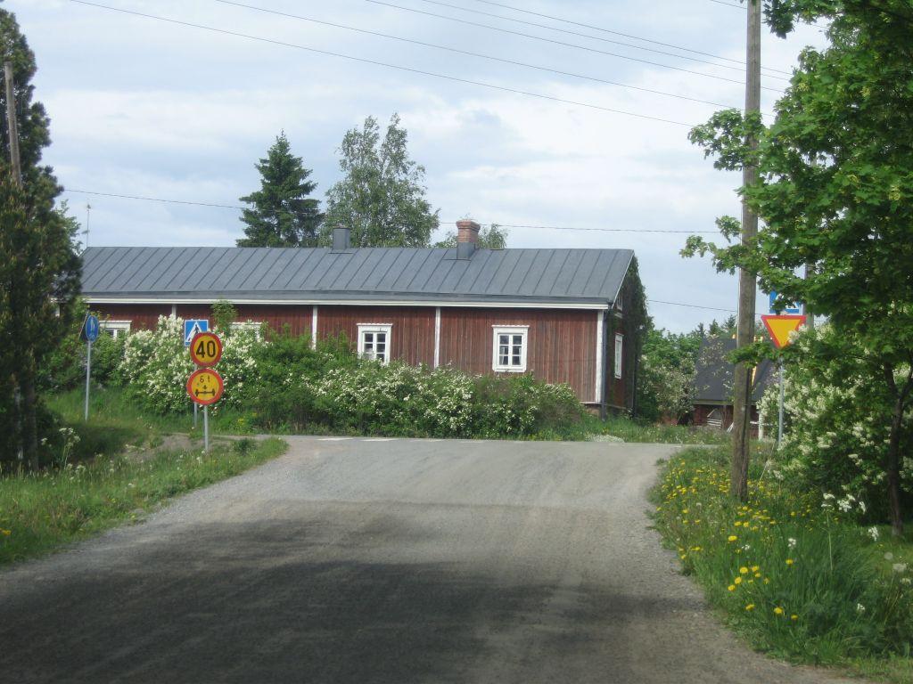 - Rakennettaessa metsäsaarekkeisiin tulee pellon ja metsän reunavyöhykkeen puusto säilyttää mahdollisimman ehjänä.