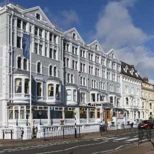 ajamme kohti merenrantaa, Llandudnon kaupunkiin. Teemme lyhyen kaupunkikierroksen ennen majoittumista promenadilla olevaan Imperial - hotelliin.