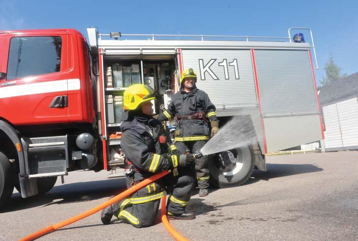 Henkilötyövuodet Henkilötyövuosikertymä toimialoittain ja yksiköittäin henkilötyö- vuodet 2011 henkilötyö- vuodet 2010 Keskushallinto 243,6 234,6 Keskushallinto 136,6 130,7 Ruokapalvelut 107,1 103,8