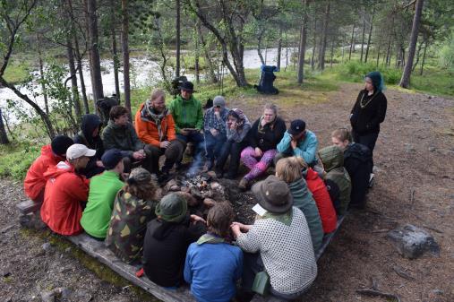 Aamun kokoontuminen Sarviojalla Yleisenä havaintona voitiin todeta, että vaikka vaelluksen johtajat olivat painottaneet, ettei kantamuksen lähtöpaino saa ylittää 1/3 kantajansa elopainosta, niin