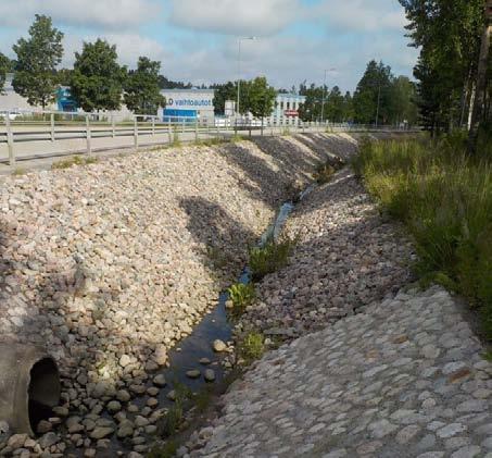 ohjeet 7 Kuva 12. Rakennettu uoma. kenttäkiveys veden pinta n. 0,4 m n. 3 m Kuva 13. Poikkileikkausesimerkki kanavan ja uoman yhdistelmästä. Lähde: Hulevesiopas. Kuntaliitto.