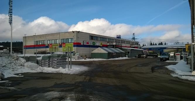 6 Vasemmassa kuvassa Simolin Oy:n 1975 rakennettu rautakaupan nykyinen myymälätila, oikealla 1945 valmistunut pääosin varastotiloina oleva tiilirakennus (kuvat maaliskuulta 2016).
