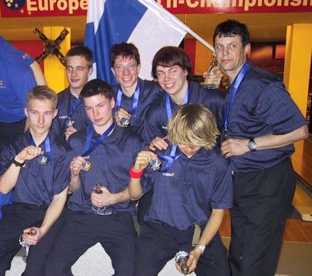 17. JUNIOREIDEN EM-KILPAILUT 10.-17.4.2004, Augsburg Saksa Poikien parikilpailu 2x6 sarjaa 1. Englanti 2488 207,3 Sean Croke 1301 216,8 Gareth Stone 1187 197,8 2.