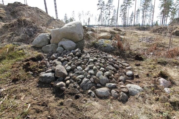 sekä röykkiön 3 varsinaisen eri kulmista katseltavissa olevan 3D-mallin on laatinut apulaistutkija Tuija Väisänen jälkityövaiheessa. Vasemmalla AKDG5207:26 Röykkiö 3 ennallistettuna.