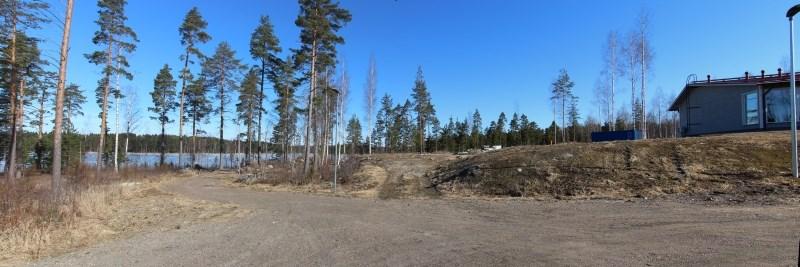 Panoraamakuva Pappilanniemi 2:n tuhoutuneesta röykkiöalueesta Pappilanniementien kääntöpaikalta kuvattuna. Kuvattu etelästä 19.4.2017.
