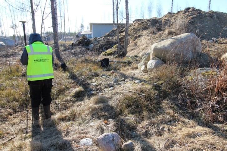 Alhaalla oikealla AKDG5207:6 Röykkiö 3 ennen pinnan puhdistusta. Kuvattu lännestä.