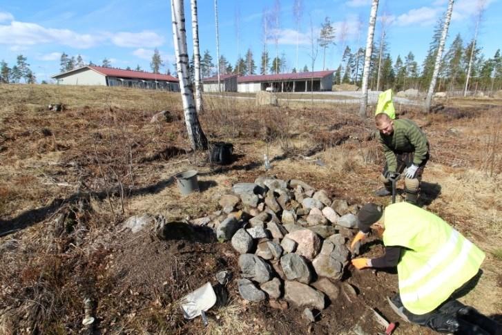 Kuvassa Petri Suomala ja Olli Eranti. Kuvattu pohjoisesta. Ylhäällä oikealla AKDG5207:20 Röykkiö 3 pinta otettuna esille. Puolituslinja on merkitty keltaisella mitalla. Kuvattu pohjoisesta. Alhaalla vasemmalla AKDG5207:36 Työkuva.