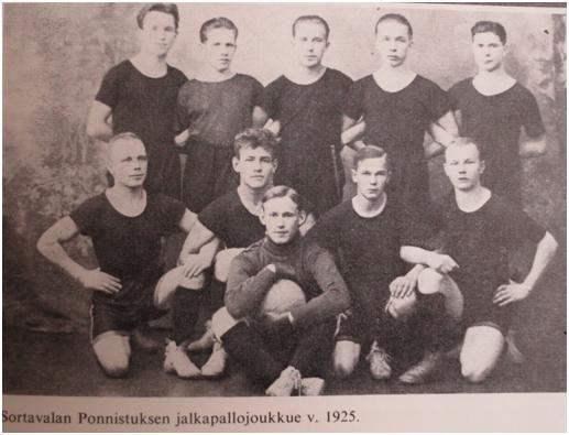 Sortavalan Palloseura - Jalkapalloilu 1898 Sortavalan seminaarin lehtori Carl Poppius kokeili oppilaittensa kanssa jalkapalloa ensimmäisenä Suomessa. Aluksi pelattiin 15- ja 20-miehisillä joukkueilla.
