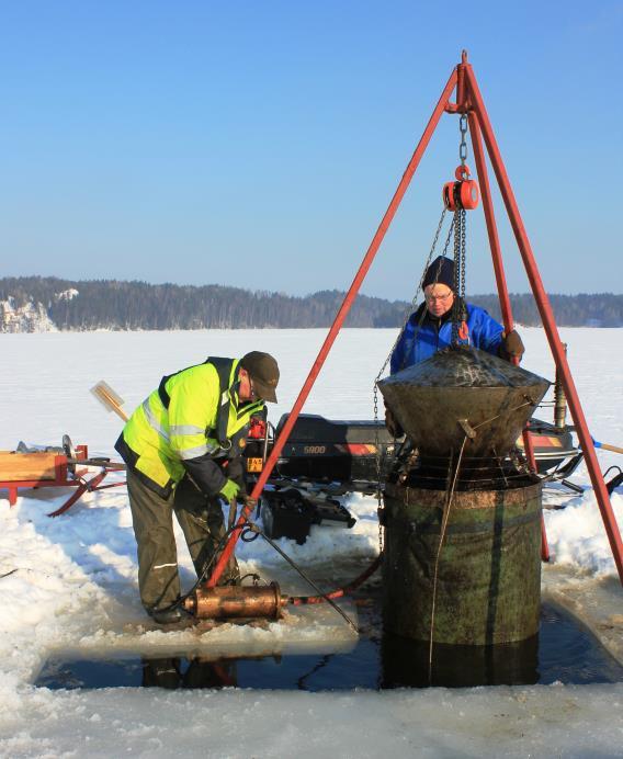 Kuva 10: Hapettimien huoltoa Hormajärvellä maaliskuussa 2011 (Kuva: Irma Rouhiainen) Happipitoisuus syvänteessä nousee joka vuosi järven syys- ja kevätkierron aikana, jolloin hapekasta vettä