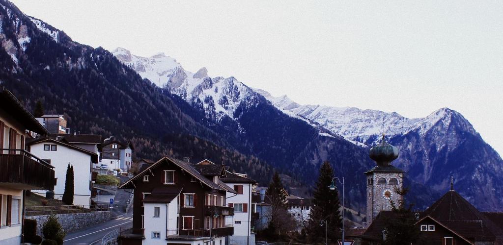 Kroatiassa, Slovakiassa ja Liechtensteinissa, sekä Grosse Pause -nimellä tunnetun lukukausien välisen opiskelutauon aikana helmikuussa Singaporessa ja Soulissa. Tuhlasin siis lähimain kaikki säästöni.