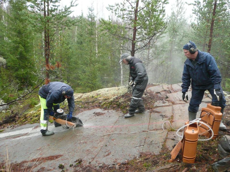 GEOLOGIAN TUTKIMUSKESKUS Mineraalivarat yksikkö Espoo 75/2016 Kullaan vyöhykkeen