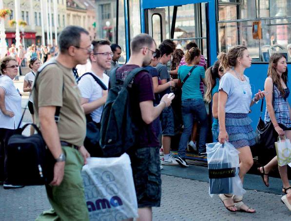 Taloudellinen ja sosiaalinen koheesio Luotonanto taloudellisesti heikommille alueille vahvistaa koko unionin sosiaalista ja taloudellista rakennetta.