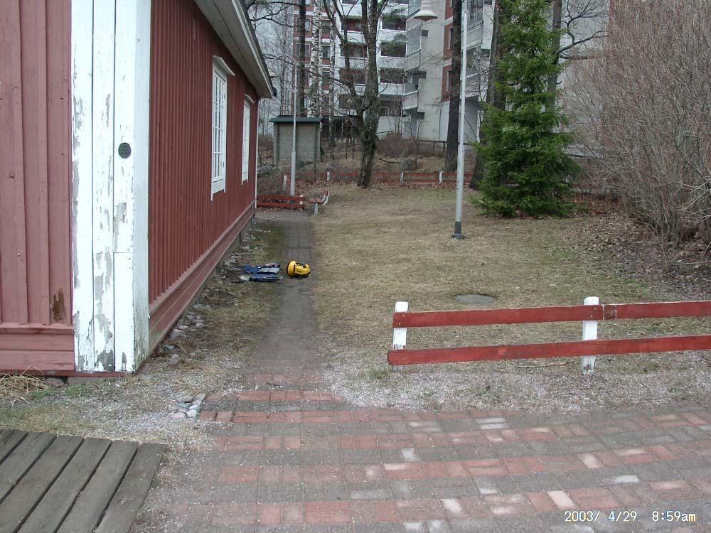 VALOKUVAT LIITE 2 2(6) Kuva 3. Rakennuksen pohjoissivulla maanpinta oli laski loivasti rakennukseen päin.