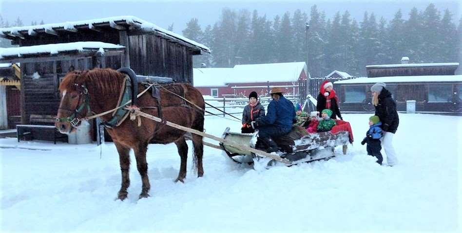 Korttipelit Korttihuijareille saluunasta löytyy pelisalkkuja ja runsaasti pöytätilaa pelaamiseen.