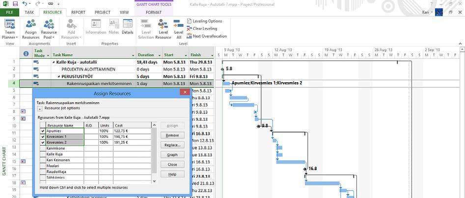 Resurssien kiinnittäminen tehtäviin Gantt Chart (Gantt-kaavio) -näkymässä voit lisätä resurssit tehtävään napsauttamalla Resource (Resurssi) -välilehden Assign Resources (Varaa resurssit) -painiketta.