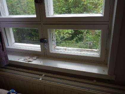 Ikkunat: Kuntoluokka 1 Ulko-ovet: Kuntoluokka 2 - Varautuminen ikkunoiden uusintaan -