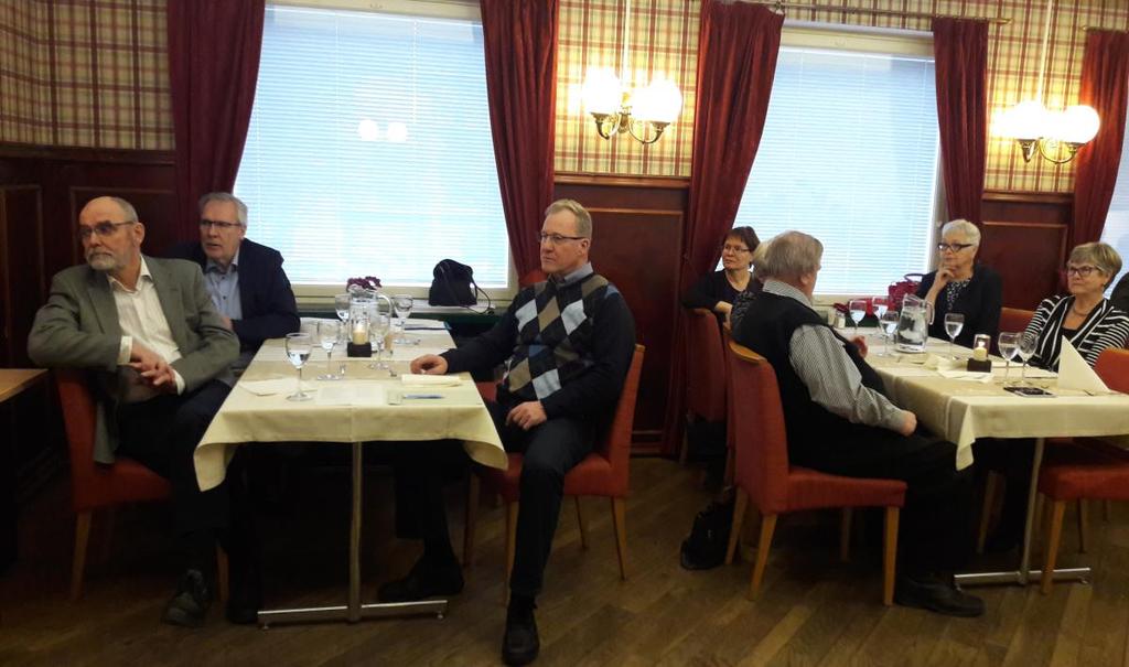 Kielten saloihin olivat heidän johdollaan koettaneet perehtyä Marjatta Merruntaus (kuvassa vas.