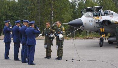kaksipaikkaisen Drakenin, DK-270, viimeiseltä lennolta. Mikko Järvi lensi ensimmäisen Drakenin Suomeen vuonna 1972. Viralliset seremoniat pidettiin Lapin Lennostossa Rovaniemellä.