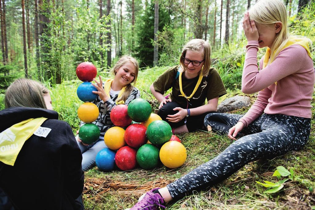 11 KUVAT Hannu Strömberg ja Juha Nurmi TARPOJAT / TARPOJALUOTSIN OPAS VARTIONJOHTAJAN TARVITTAVAT TIEDOT JA TAIDOT Tarpojavartiota johtaa samoajaikäinen vartionjohtaja.