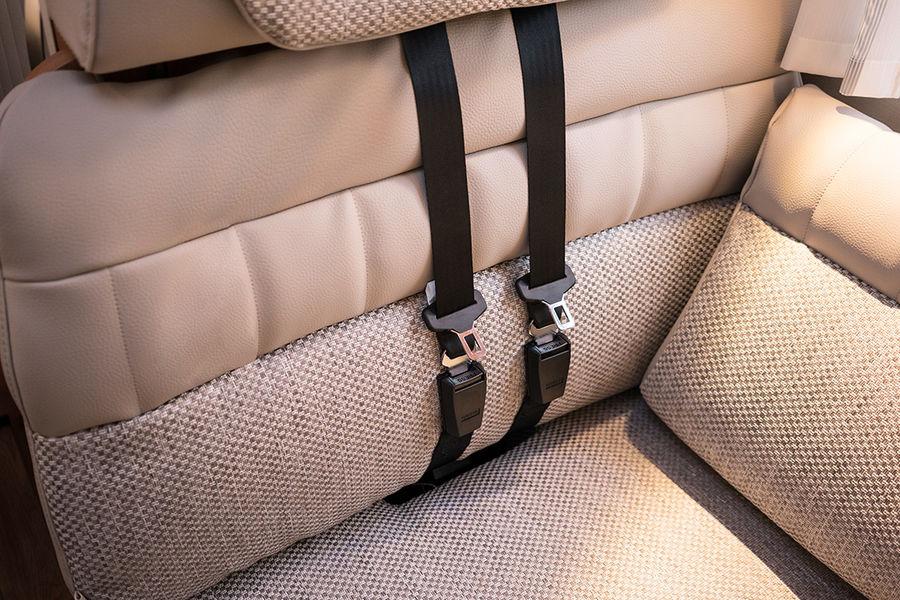 Istuinryhmän sohva on varustettu kahdella kolmi-pistevyöllä niin, että neljä henkilöä voi matkustaa määräysten mukaisesti ja turvallisesti HYMER Van S -matkailuautossa.