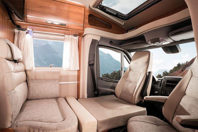 Valinnaisesti HYMER Van S 520 voidaan varustaa lisätyynyllä tikkaiden kanssa erillisvuoteiden välille, niin että sängyt voidaan