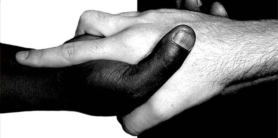 Muhammed ei ole kenenkään miehenne isä, vaan Hän on Jumalan lähettiläinen ja profeettojen sinetti: ja Allah on kaikkitietävä.