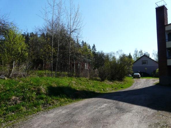 Suunnittelualue rajautuu etelästä Tammelantiehen ja idästä ja pohjoisesta Iisaksentiehen. Lännessä alue rajautuu asuinpientalojen (AP) alueeseen.