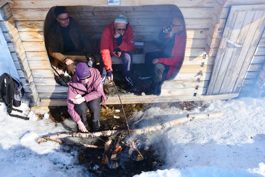 10 Makkara paistui ja maistui hiihtoretkellä. Joensuusta ja Äkäslompolosta kotoisin olevat naispuoliset vaeltajat lapinkoira seuranaan.