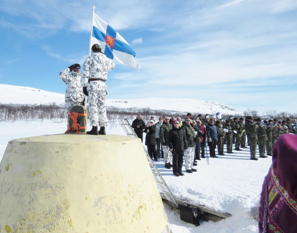 4 SIHTEERIN TURINOITA Lipun nosto Kolmenpyykin Veteraanijuhlassa. Kevät on parhaillaan meneillään, tosin hieman myöhässä kylläkin. Kesää kohti kuitenkin ollaan menossa kovaa kyytiä.