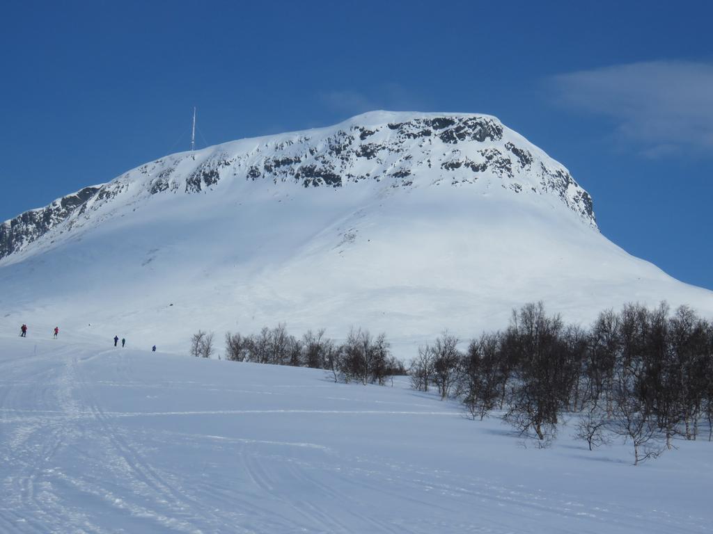 8 Kilpisjärven mahtava Saana Kilpisjärvelle hiihtämään Lomaseutunne poikkeaa melko täydellisesti kaikista muista Suomen maisemista.