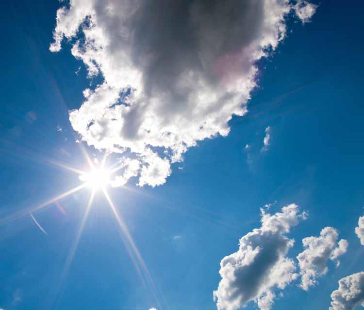 Aurinkoenergia Voimaa auringosta Uusiutuvaa energiaa auringosta Käyttöveden tai rakennusten lämmittämiseen Sähköenergian tuottamiseen Rakennusten huoneilman kuivattamiseen Auringon säteilyn