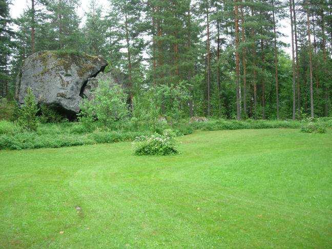 Kuva 9. Siirtolohkare alueen 1 koillisosassa. Kuvattu lounaasta.