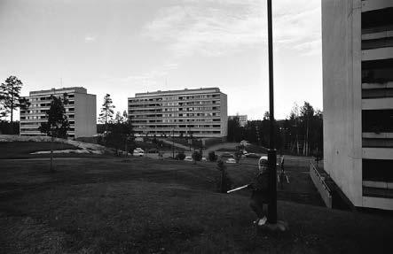 2/5 Kuva vas. Puotinharjua ilmasta 1970 luvulla. Vasemmalla Mylllypuron virkistysaluetta kouluineen ja taustalla Puotinharjun ostoskeskus (Helsingin kaupunginmuseo, SKY FOTO Möller). Oik.