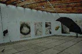 Näyttelyhalleissa on käytetty kustannussyistä valkoista avosaumattua lastulevyä, puupalkkien rytmittämästä katosta valo siivilöityy pehmeästi lasikuitulujitteisen aaltomuovin lävitse.