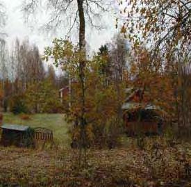 Talossa toimi kylän ensimmäinen meijeri ja vuodesta 1908 Laurilan kauppa. Rakennusta on muutettu tulipalon jälkeen 1944.