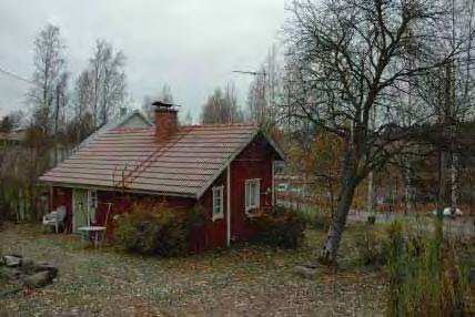 Rakennuksen ikkunat on uusittu (arviolta 1950-60-luvulla) kaksiosaisiksi. Talossa on keittiö ja tupa sekä pihan puolelle tehty koko rakennuksen mitainen kuistilaajennus.