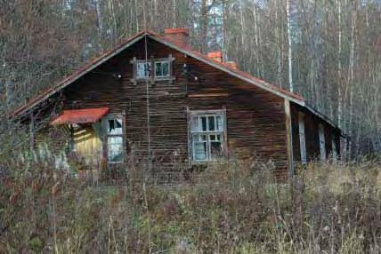 T-karmilliset ikkunapokat on yläosastaan jaettu jugend-tyylin mukaisesti pienempiin kenttiin. Ulko-oven päällä oleva lippa on kannatettu kolmen vinotuen sirolla ryhmällä.