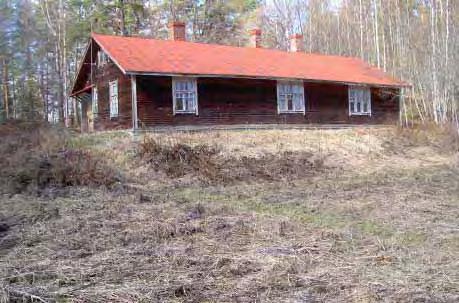 Lautarakenteinen traktoritalli /3/ on huopakatteinen, vaakapanelilla vuorattu, jalaksille perustettu huonokuntoinen vaja.