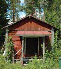 Rakennuksessa on kuusiruutuiset ikkunat ja koristeelliset ikkuna listoitukset. Itäpäätyyn on rakennettu rakennuksen tyyliistä poikkeava laaja katos.