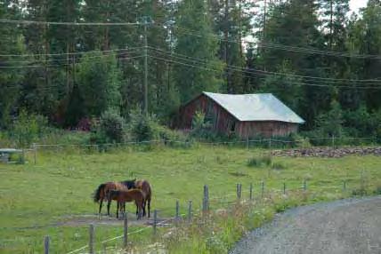 Satulakattoisen suorakaiteen muotoisen rakennuksen kummassakin päässä on hirsinen osa (lyhytnurkka) ja välissä rankorakenteinen puuvarasto.