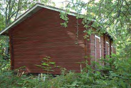 suorakaiteenmuotoiseen lyhytnurkkaiseen hirsirakennukseen on tehty lähes talon mittainen veranta, joka on uusittu 1970-luvulla. Myös sisällä on tehty remonttia samohin aikoihin.