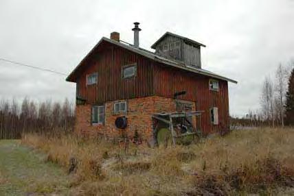 Vanhasta pihapiiristä luoteeseen peltokappaleen toisella reunalla mäellä sijaitseva tiili-puurunkoinen satulakattoinen rakennus/5/ lienee alkujaan ollut pieni