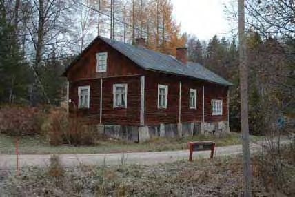 Rakennuksen luoteispuolella on kaksi sisäänkäyntiä, joiden päällä on vaatimattomat lippakatokset. Vaikuttaisi siltä, että rakennuksen lattiataso olisi pohjoispäädyssä eteläpäätyä matalampana.