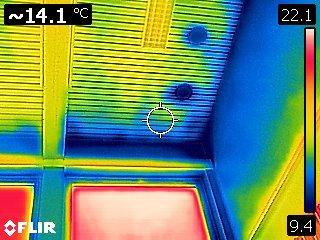 127 (131) 9.5.2 Lämpökamerakuvaukset Kuva 264. Ruokasalin kattopinnat ovat paikoitellen hyvin kylmiä. Keskimäärinen lämpötila kattopinnoilla on noin +14. Kuva 265.
