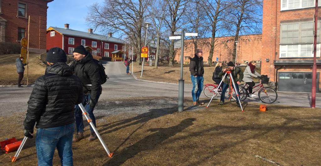 13 kalustoa. Samaan aikaan opetettavat ryhmät ovat yhä isompia, kun säästösyistä ryhmiä yhdistellään. Myös mittaustekniikan kurssia on yhdistelty mm. kaavoituksen tai maanrakennuksen kurssin kanssa.